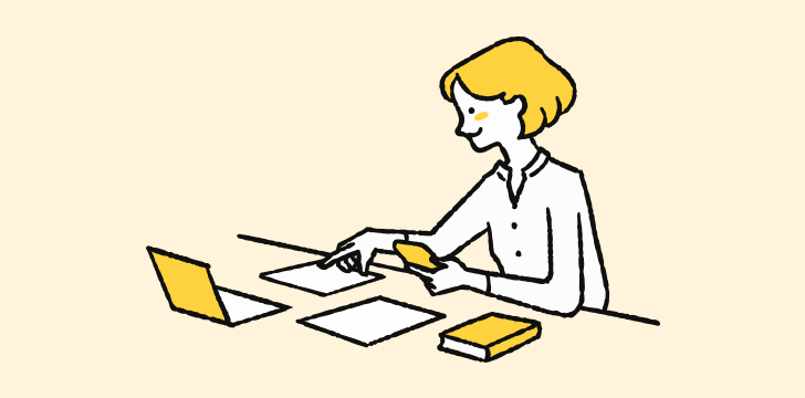 イラスト：スマホを片手に書類を確認している女性社員